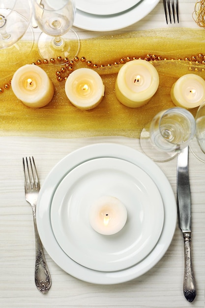 Kolacja przy świecach z estetycznym talerzem